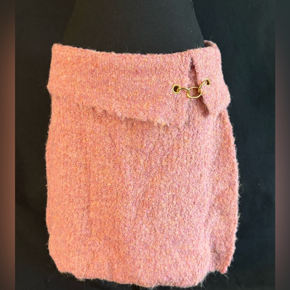 Pink Textured Fuzzy Mini Skirt XL – Gold Chain Detail, Cozy Winter Style